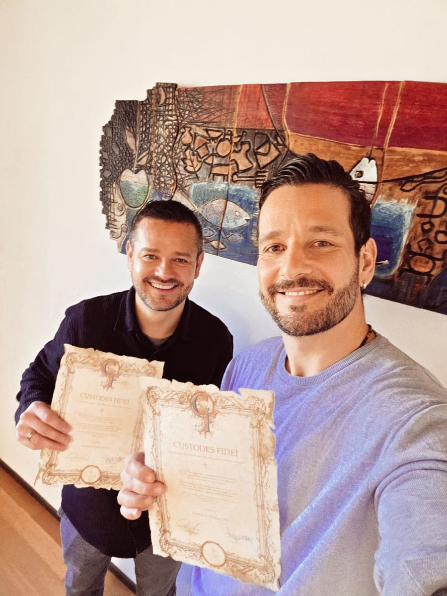 Die beiden Gründer von Custodes Fidei mit ihren Gründungsurkunden